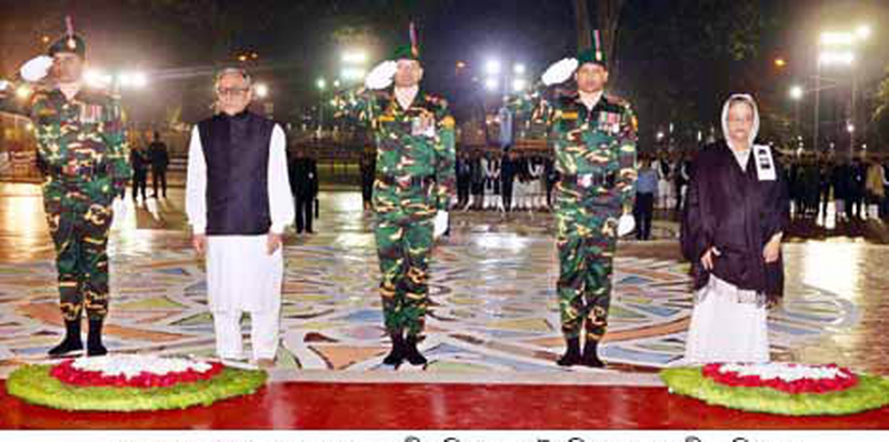 একুশের প্রথম প্রহরে ভাষাশহীদদের বিনম্র শ্রদ্ধা ।। গোটা জাতি শহীদমিনার মুখি