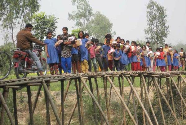 দিনাজপুরের বীরগঞ্জে একটি ব্রিজের অভাবে সহস্রাধিক মানুষের ভোগান্তি ।।