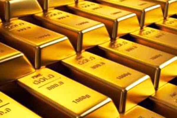 মোজার ভেতরে টেপ দিয়ে মোড়ানো আড়াই কেজি স্বর্ণের বার ।।