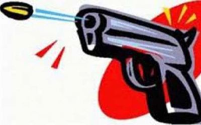 রাজধানীতে ক্যাবল অপারেটরকে গুলি, পুলিশ সদস্যকে আটক করেছে জনতা ।।