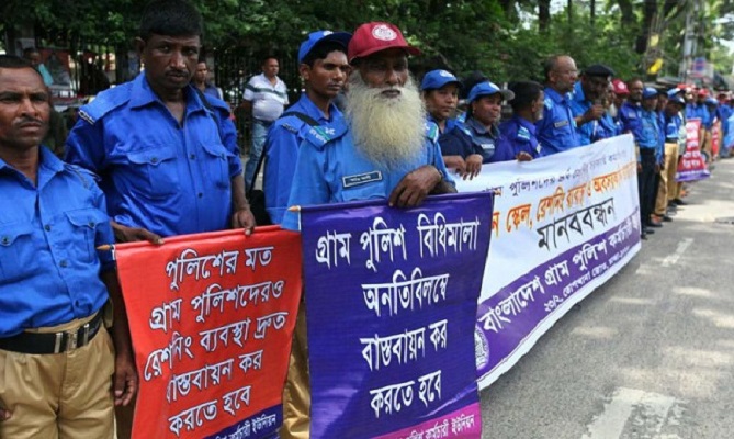 চতূর্থ শ্রেণির সরকারি কর্মচারীদের সমান বেতনের দাবিতে অনশনে বসেছেন গ্রাম পুলিশ সদস্যরা ।।