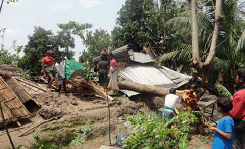 বিভিন্ন স্থানে কালবৈশাখী ঝড়ে বিপর্যস্ত জনজীবন ।।