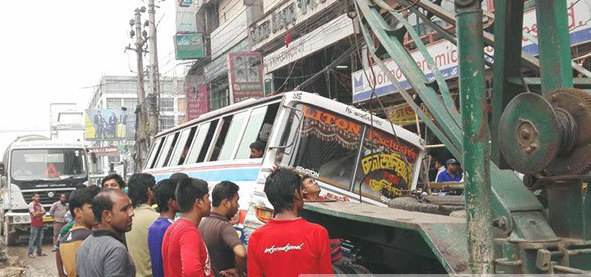 মালিবাগে বাস উল্টে যানচলাচল বন্ধ, শুরু হয়েছে তীব্র যানজট ।।