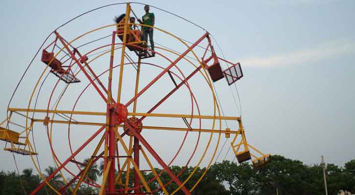 খুলনা বাণিজ্য মেলার নাগরদোলা থেকে ছিটকে পড়ে কিশোরের মৃত্যু ।।