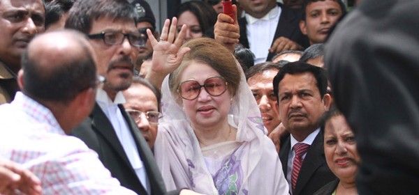 এজলাসকক্ষে খালেদা .......জামিনের আবেদন ।।