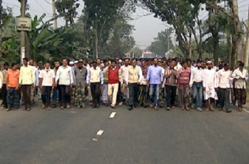 খুলনায় শ্রমিকদের দাবি আদায়ে চলছে অর্ধদিবস রাজপথ-রেলপথ অবরোধ কর্মসূচি ।।