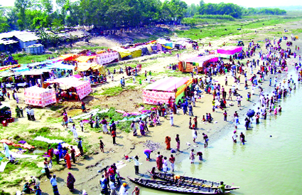 বাংলাদেশের বিভিন্ন স্থানে পালিত হচ্ছে সনাতন ধর্মালম্বীদের ঐতিহ্যবাহী পুণ্য গঙ্গাস্নান ।।