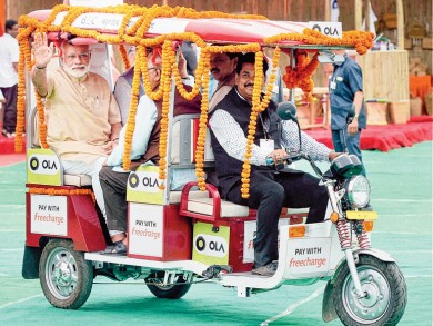 রাস্তায় চা খেয়ে রিকশায় চড়ে সভায় গেলেন ভারতের প্রধানমন্ত্রী নরেন্দ্র মোদী ।।
