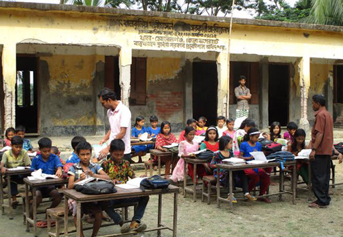 স্কুল ভবন ঝড়ে বিধ্বস্ত হওয়ায় মোরেলগঞ্জে খোলা আকাশের নিচে পাঠদান ।।