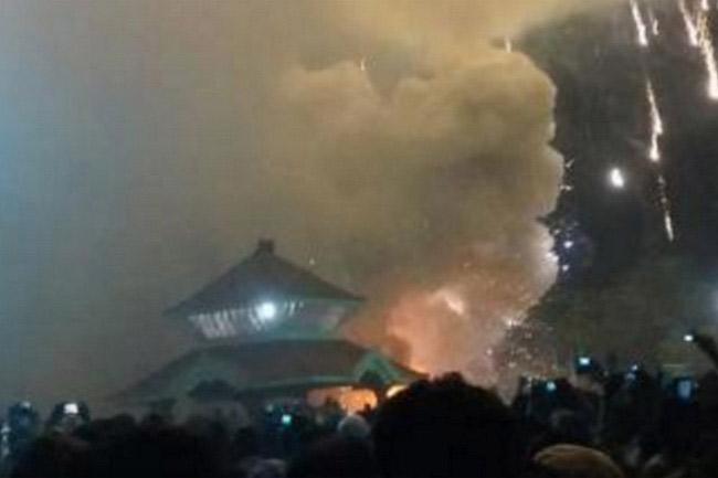 ভারতের কেরলায় মন্দিরে ভয়াবহ আগুন, এপর্যন্ত মৃত ১০৫,আহত ৩৫০ ।। ঘটনাস্থলে মুখ্যমন্ত্রী, প্রধানমন্ত্রীর শোক.....