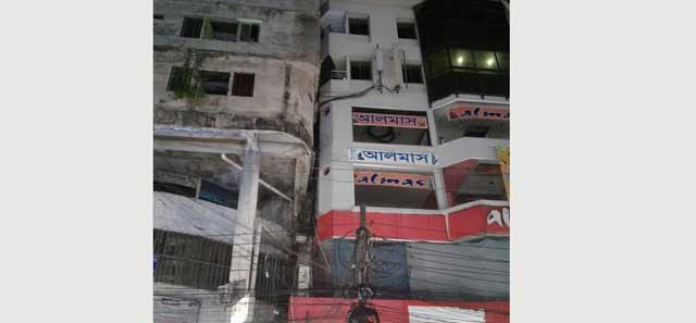 ভূমিকম্পে নড়ল চট্টগ্রাম, হেলে পড়েছে দুটি বিল্ডিং ।।