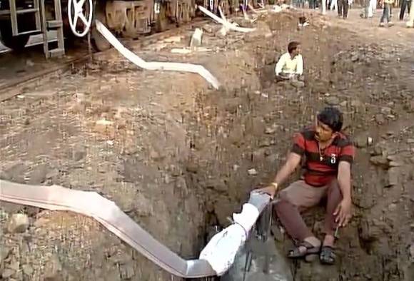 খরা কবলিত লাতুরে ফের পৌঁছল জলের বিশেষ ট্রেন।।