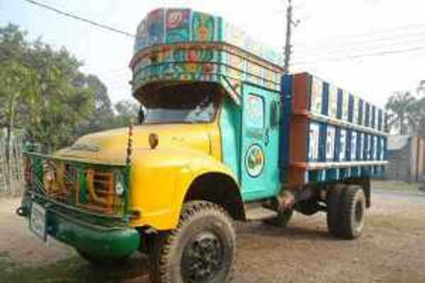 দেবহাটার দেবীশহরে ট্রাকের চাকায় পিষ্ট হয়ে ২য় শ্রেনীর ছাত্রী নিহত