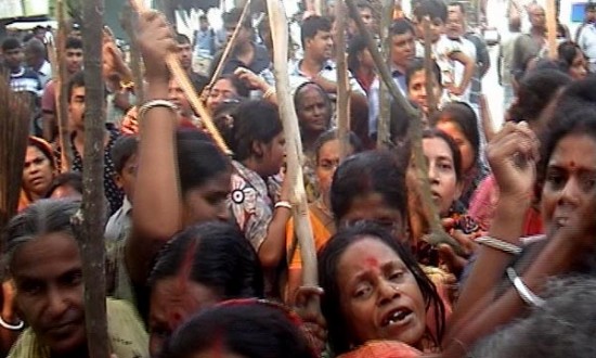 নাটোরে মূর্তি ভাঙচুর।।  প্রতিবাদে থানা ঘেরাও এবং ব্যাপক বিক্ষোভ।।