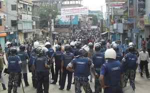 বগুড়ায় পুলিশ-জনতা পাল্টাপাল্টি ধাওয়া, গুলি বর্ষণ ।।