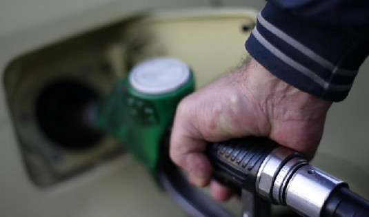 সরকার দাম কমালেও, অধিকাংশ পেট্রোল পাম্পে তেলের দাম বেশি রাখার অভিযোগ