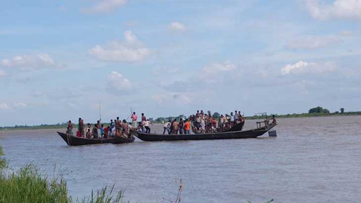 নৌকাডুবিতে নানার মৃত্যু, নাতি নিখোঁজ।।