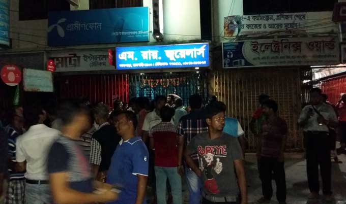 রাজশাহীতে বোমা ফাটিয়ে স্বর্ণের দোকানে ডাকাতি, আহত ৫ ।।