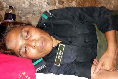 জেলা আনসার কমান্ডারের লাথিতে হাসপাতালে নারী সহকর্মী ।।