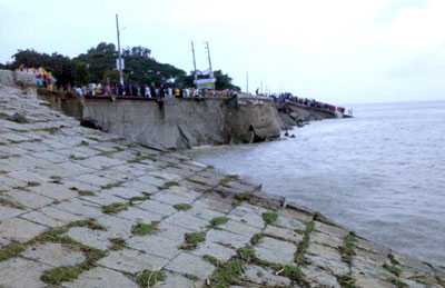 সিরাজগঞ্জে নদীভাঙন রক্ষা বাঁধে ধ্স ।।