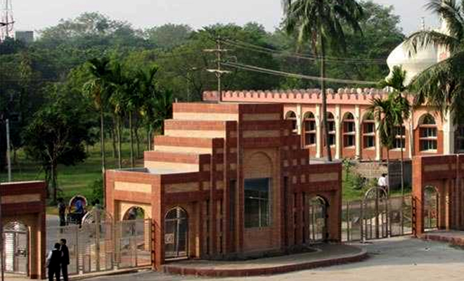 জাবি মেডিক্যাল সেন্টারের চিকিৎসক বলেন, "সাধ্যের মধ্যে সবটুকু দেয়ার চেষ্টা করেছি" কিন্তু কতটুকু!!