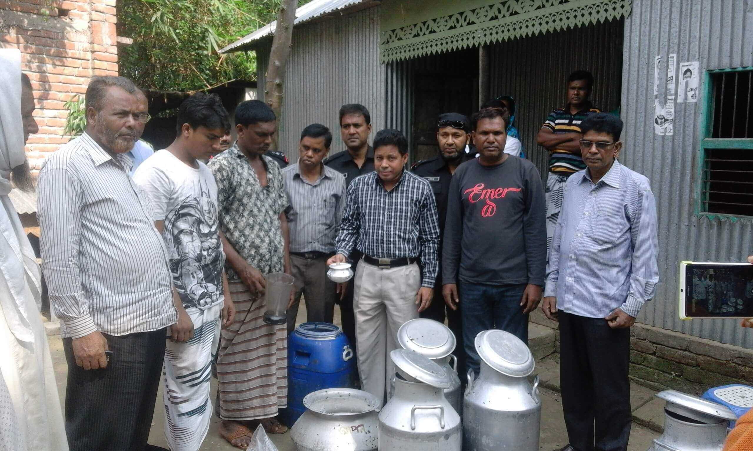 পাবনায় ভেজাল দুধ তৈরির সময় ২জনকে জরিমানা...