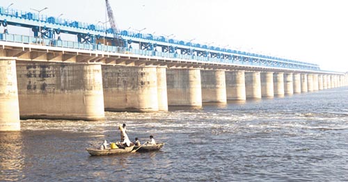 ফারাক্কা বাঁধের প্রভাবে বিলীন হয়ে যাচ্ছে প্রমত্তা পদ্মা।। কমেছে দেশের দক্ষিনাঞ্চলের নদ-নদীর মিঠা জলের প্রবাহ