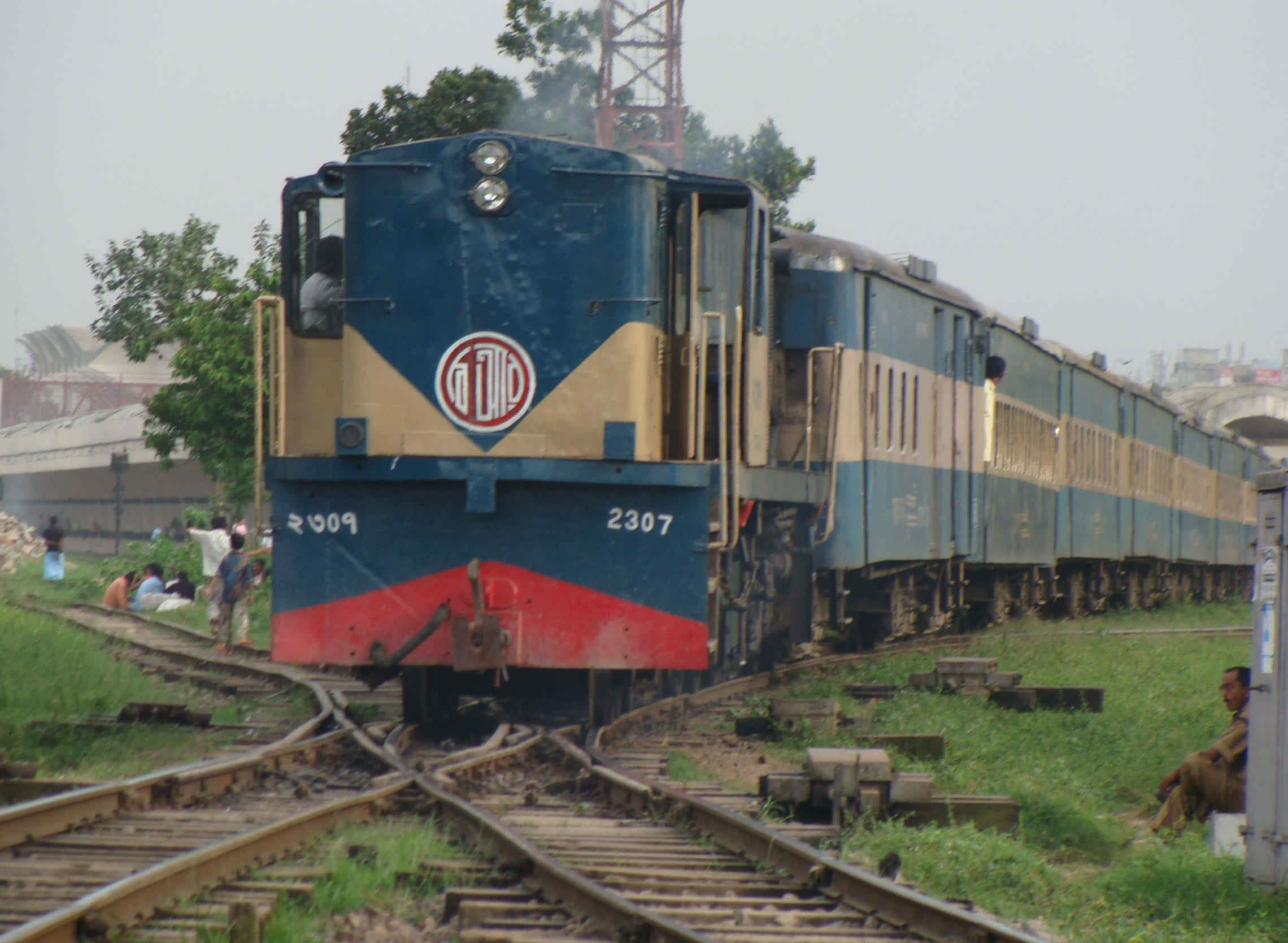 বগুড়ায় অল্পের জন্য রক্ষা পেল ট্রেনের ৪ শ' যাত্রী
