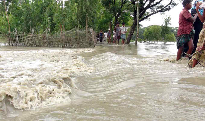 বাগেরহাটের শরনখোলার ৩ হাজার বাড়িঘর প্লাবিত, সাউথখালীতে বেড়িবাঁধে ভাঙন ।।