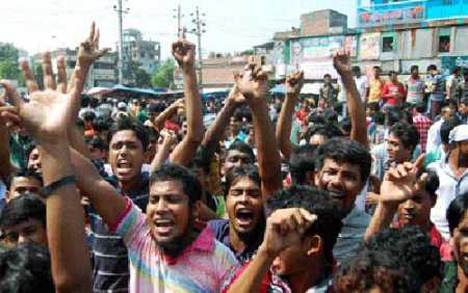 বকেয়া বেতন ভাতার দাবিতে চট্টগ্রামে পোশাক কর্মীদের সড়ক অবরোধ।।