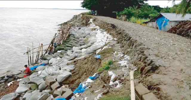 ঘুর্নিঝড় রোয়ানু’র আঘাতে খুলনা এলাকায় ৩২ কিলোমিটার ভেড়ীবাঁধ ক্ষতিগ্রস্ত.....