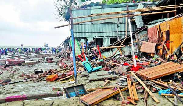 রোয়ানুর প্রভাবে চাঁদপুরের হরিণা ফেরিঘাট এলাকায় মেঘনা নদীতে ভাঙন...