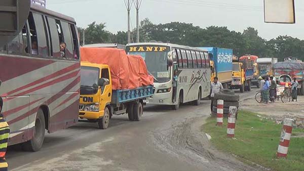 গাজীপুরে শালনায় ঢাকা-টাঙ্গাইল মহাসড়কে তীব্র যানজট।।