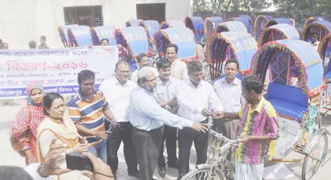 স্কুল বিমুখ শিশু শ্রমিকদের ক্লাসে ফেরাতে দিনাজপুরে শিশু শ্রমিক পরিবারের মাঝে রিক্সা বিতরণ...