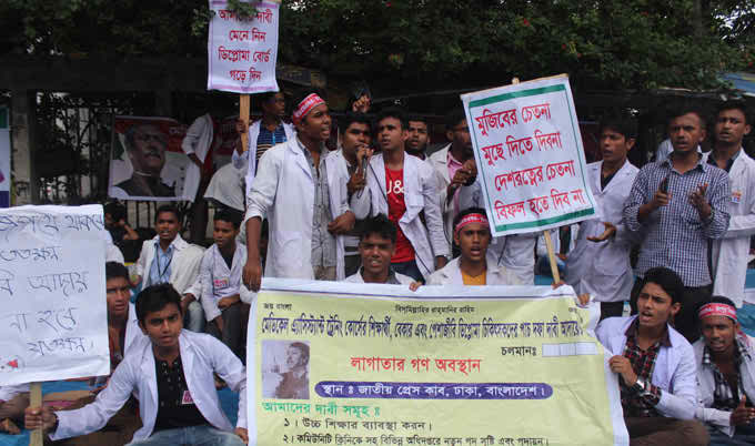 ‘জয় বাংলা’ স্লোগানে ক্ষিপ্ত হয়ে শিক্ষার্থীদের ওপর হামলা চালিয়েছে ইসলামী শাসনতন্ত্র আন্দোলনের (চরমনাইয়ের) নেতাকর্মী।।