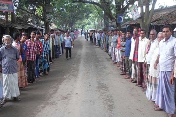 চাঁপাইনবাবগঞ্জে স্কুল ছাত্রী কনিকা রানী হত্যাকারীর শাস্তির দাবিতে মানববন্ধন ।।