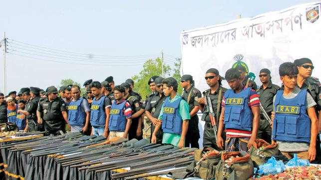 আত্মসমর্পণকারী মাস্টার বাহিনীর দশ বনদস্যু বাগেরহাট কারাগারে ।।