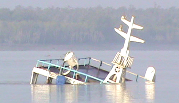 নৌ দূর্ঘটনায় ডুবে যাওয়া জলযান উদ্ধারে ফের প্রস্তুত উদ্ধারযান ‘প্রত্যয়’।।