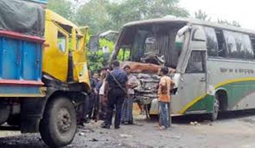 ঢাকা-বগুড়া মহাসড়কে বাস-ট্রাকের সংঘর্ষে নিহত ৮