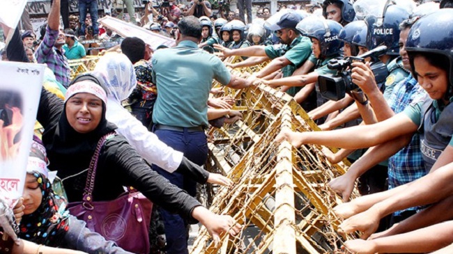 নিয়োগ পরীক্ষা বয়কট করে আন্দোলনরত নার্সদের বিক্ষোভ।।