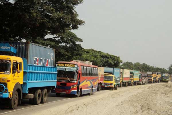 বরিশাল মহাসড়কে অবরোধ, তীব্র যানজট সৃষ্টি।।