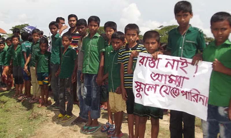কলাপাড়ায় স্কুলের সংযোগ রাস্তা পুনঃনির্মাণে শিক্ষার্থীদের মানববন্ধন....