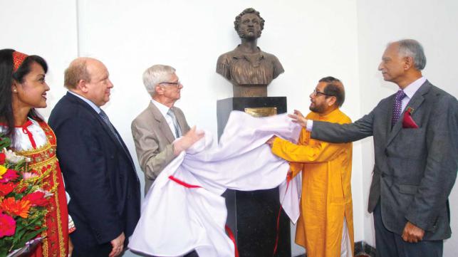 ঢাকা বিশ্ববিদ্যালয়ে রাশিয়ার জাতীয় কবি পুশকিনের আবক্ষ মূর্তি স্থাপন