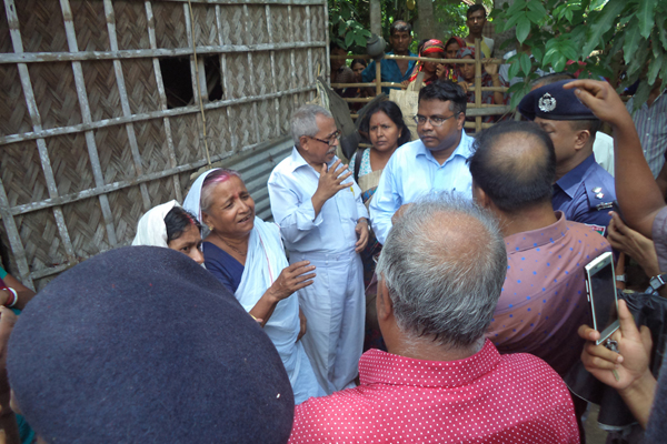 নিহত পুরোহিতের বাড়িতে ভারতীয় হাইকমিশনের কর্মকর্তা.....
