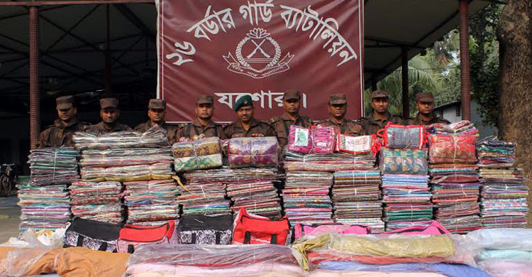 বেনাপোল স্থল বন্দর থেকে চার কোটিরও বেশি টাকা মূল্যের ভারতীয় কাপড় আটক