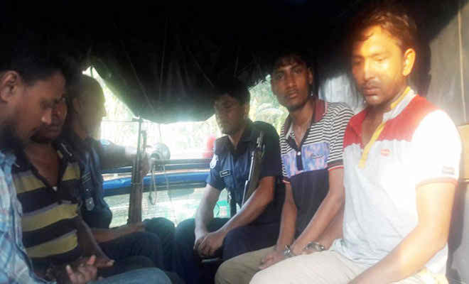 সংবাদপত্রের স্টিকার লাগানো গাড়িতে অস্ত্র-গুলি উদ্ধার, গ্রেফতার ৪