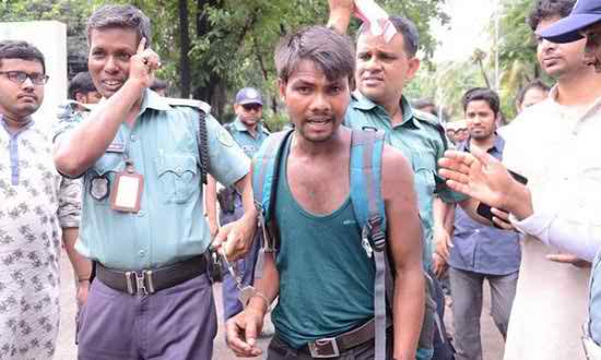 এসপি বাবুল আক্তারের স্ত্রী হত্যার প্রতিবাদে মানববন্ধনে জঙ্গি সন্দেহে রিকশাচালক আটক