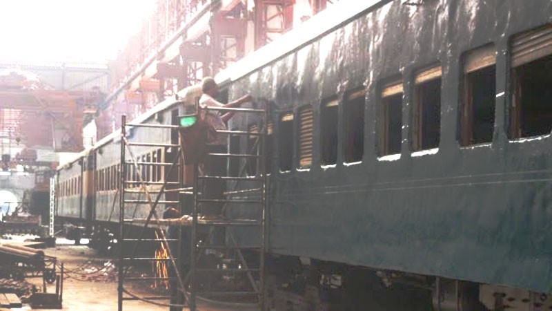 ঈদে যাত্রী পরিসেবাকে সামনে রেখে কেন্দ্র করে রেল ওয়ার্কশপে বগি তৈরির তোড়জোড়।।