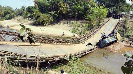 বেইলি ব্রিজ ভেঙ্গে বান্দরবান সদরের সঙ্গে রুমা উপজেলার সড়ক যোগাযোগ বিচ্ছিন্ন