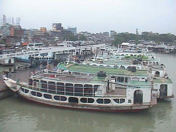 বরিশালে অভ্যন্তরীণ রুটে ছোট লঞ্চ চলাচলে নিষেধাজ্ঞা